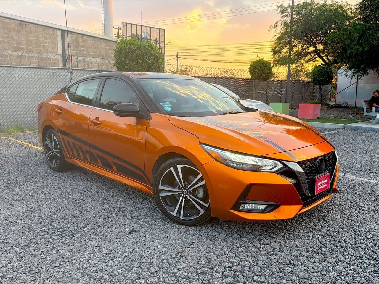 Sentra 2023 PLATINUM BITONO CVT 23 en promoción de aniversario Autocom