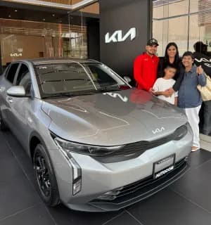 Una familia con su KIA gris en la sucursal
