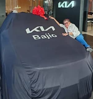 Un KIA cubierto con la lona de la sucursal durante la entrega