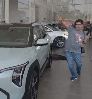 Un cliente celebrando junto a su KIA blanco